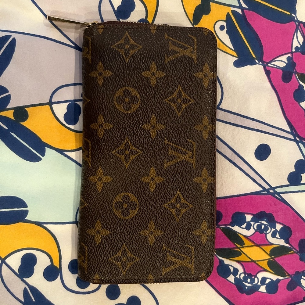 Louis Vuitton zippy monogram wallet